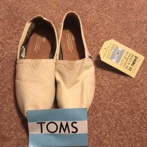 NWT Toms beige canvas shoes. Never worn.